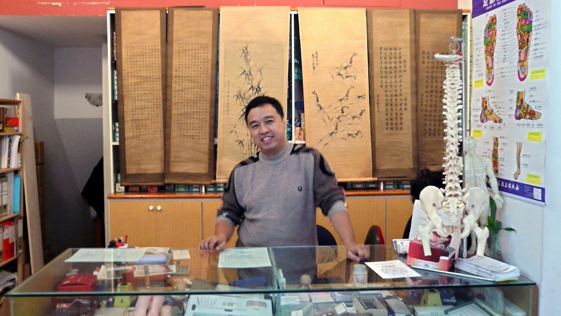 Der chinesische Drogeriebesitzer He Jun in seinem Laden in der Via Buonarroti.