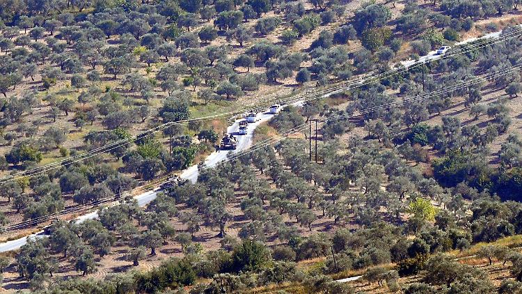 Syrische Panzer unweit der türkischen Grenze.