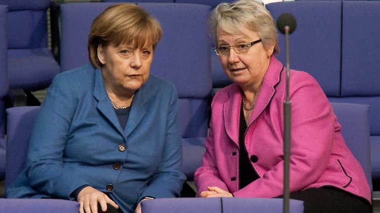Merkel und Schavan bei einem vertraulichen Gespräch im Bundestag.