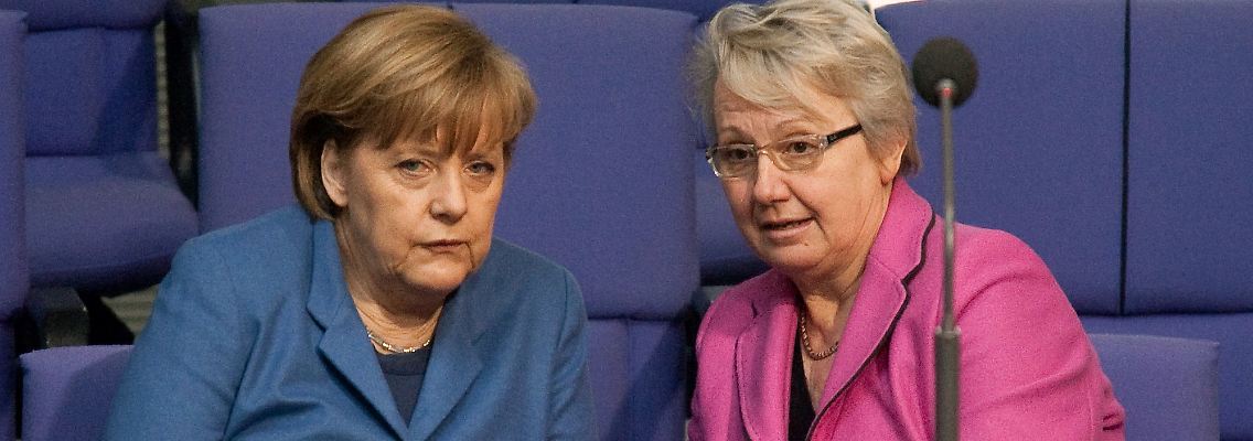 Merkel und Schavan bei einem vertraulichen Gespräch im Bundestag.
