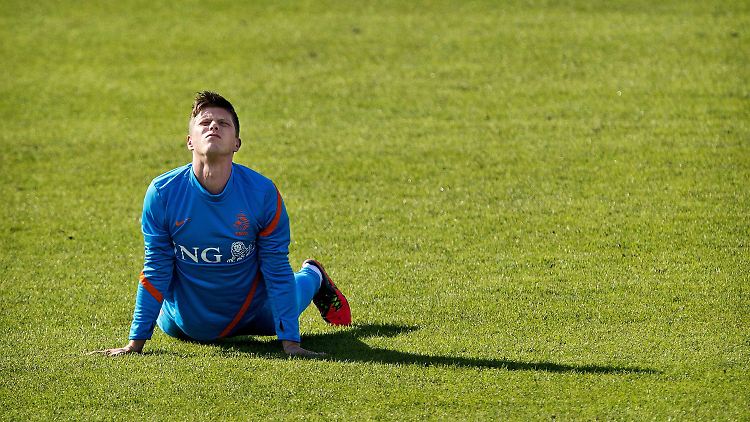 Schalkes Torjäger Klaas Jan Huntelaar wird vom Bondscoach auf die Bank verbannt.
