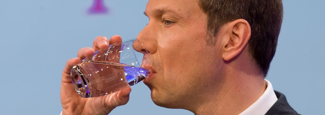 Trockene Zahlen: Rene Obermann trinkt Wasser.