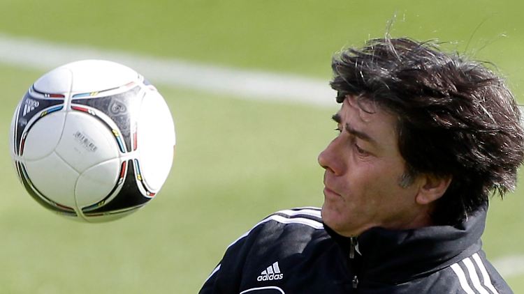 Joachim Löw am Ball.