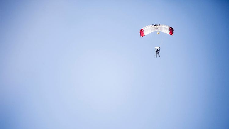 Nach 4 Minuten und 20 Sekunden im freien Fall öffnet Baumgartner seinen Fallschirm.