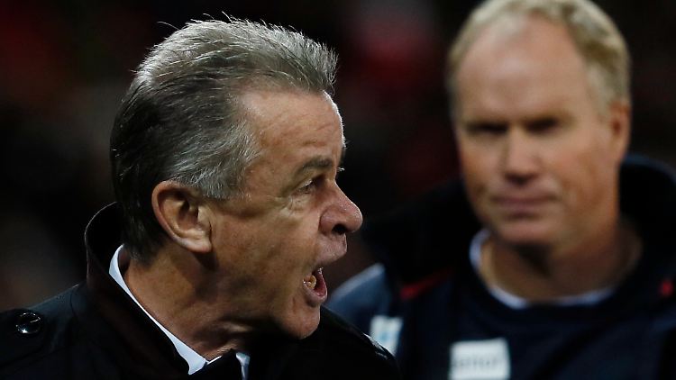 Ottmar Hitzfeld war außer sich im Spiel seiner Schweizer gegen Norwegen.
