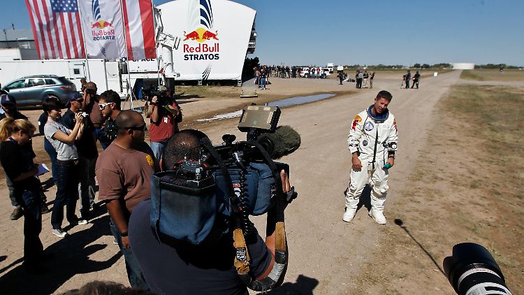 Medienrummel um Felix Baumgartner: Der Extremsportler durchbricht als erster Mensch im freien Fall die Schallmauer.