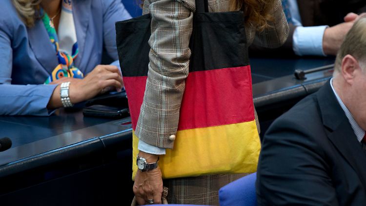 Bislang müssen die Abgeordneten ihre Nebeneinkünfte in drei Stufen angeben: von 1000 bis 3500 Euro, bis 7000 Euro und mehr als 7000 Euro. 