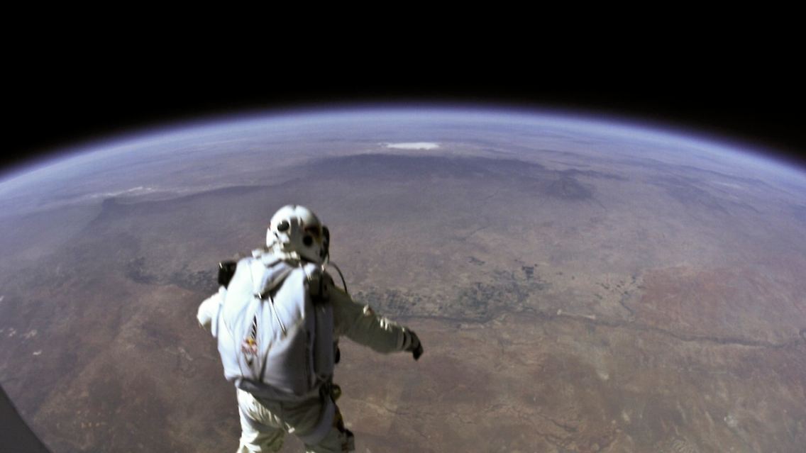 2012-10-16T020859Z_01_SIN200_RTRMDNP_3_USA-SPACE-SKYDIVE.JPG546088448186488182.jpg