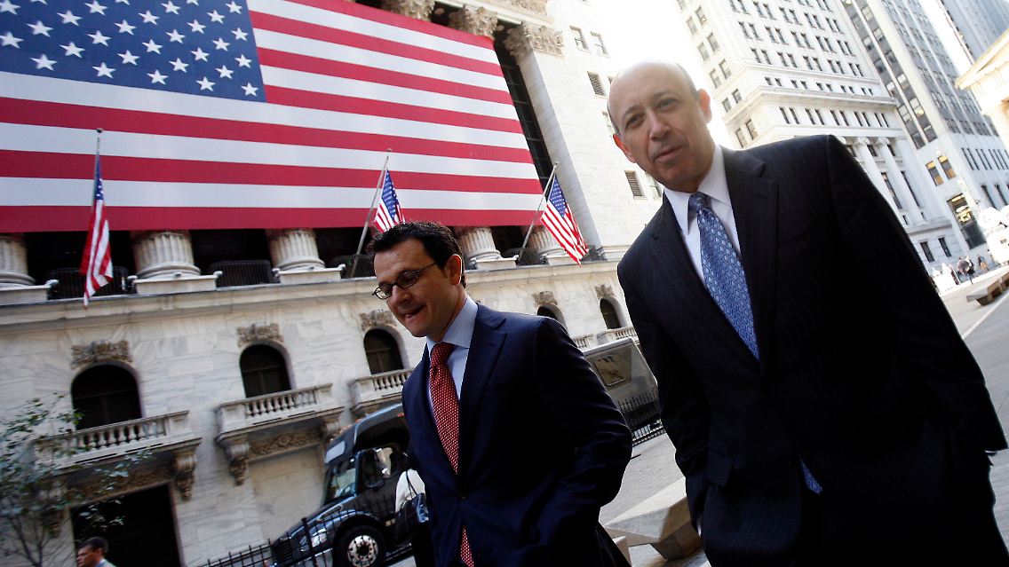 Goldman-Chef Lloyd Blankfein (rechts) steht mit seiner Bank unter besonderer Beobachtung.