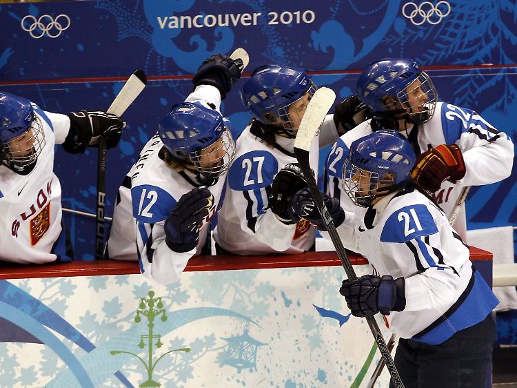 Jubel. Trubel, Heiterkeit: Finnlands Eishockeyspielerinnen feiern.