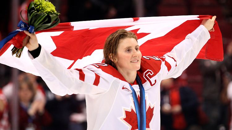 Stolze Kapitänin: Hayley Wickenheiser feiert mit Gold und der Flagge.