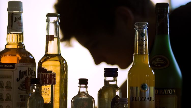 Laut einer aktuellen Studie sterben Alkoholabhängige deutlich früher. 