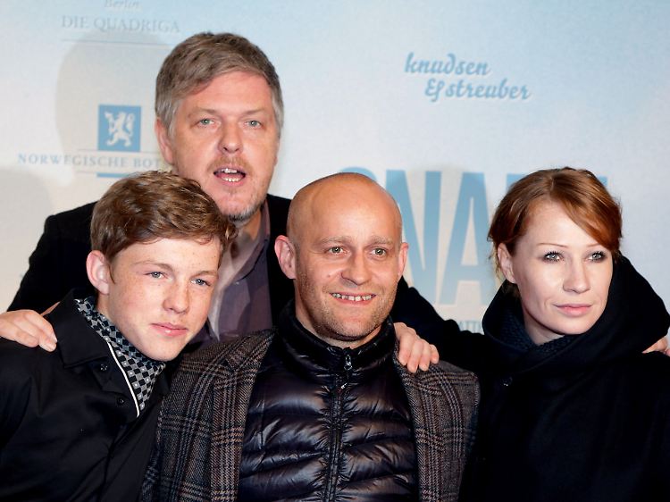 Henry Stange (vorn, l-r), Jürgen Vogel und Birgit Minichmayr und der Regisseur Matthias Glasner bei der Premiere des Kinofilms "Gnade" am 15.10.2012 ins Kino International in Berlin.