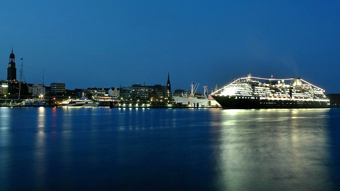 Der Ozeanriese "Oosterdam" im Hamburger Hafen. (Archivbild)