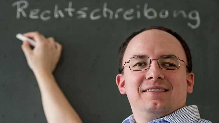 Orthografiegenie Christian Stang schaffte es ohne Diplom und Doktortitel zu einem der angesehensten Rechtschreibexperten Deutschlands aufzusteigen.