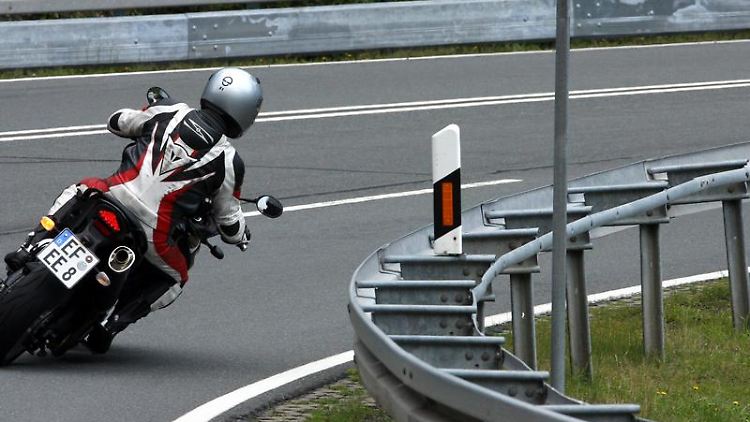 Besser langsam in die Kurve - nach der Winterpause müssen Motorradfahrer sich erst wieder an die Fahrmanöver gewöhnen.