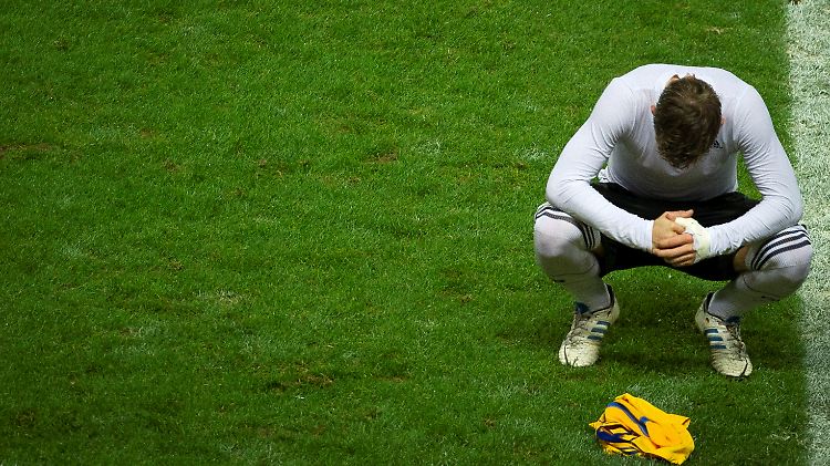 Es ist nicht zu fassen. Bastian Schweinsteiger überlegt, was schiefgelaufen ist.