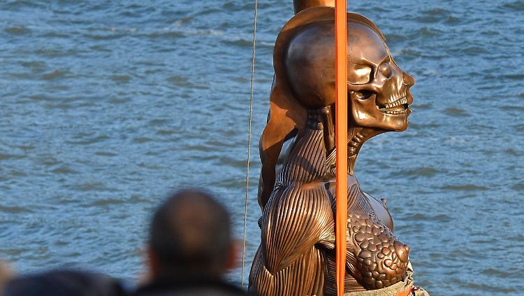 "Verity", die Statue von Damien Hirst ...