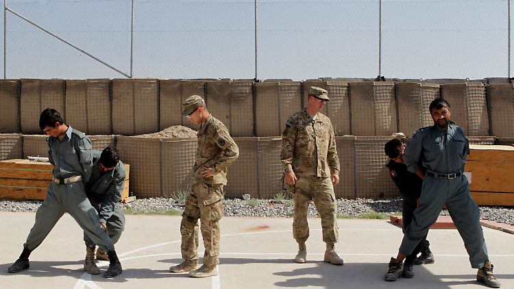 Dass US-Soldaten afghanischen Sicherheitskräften zeigen, wie man Verdächtigen Handschellen anlegt, soll in einem guten Jahr nicht mehr nötig sein.