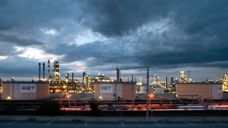 Öltanks des internationalen Öl- und Gasunternehmens OMV außerhalb von Wien.