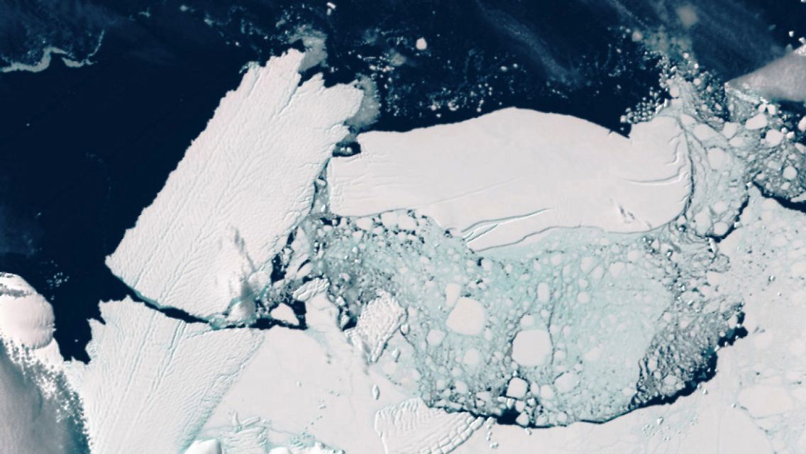 Die Satellitenaufnahme zeigt den Zusammenstoß des Eisberges mit der Bezeichnung B9B (rechts) mit dem Mertz-Gletscher.