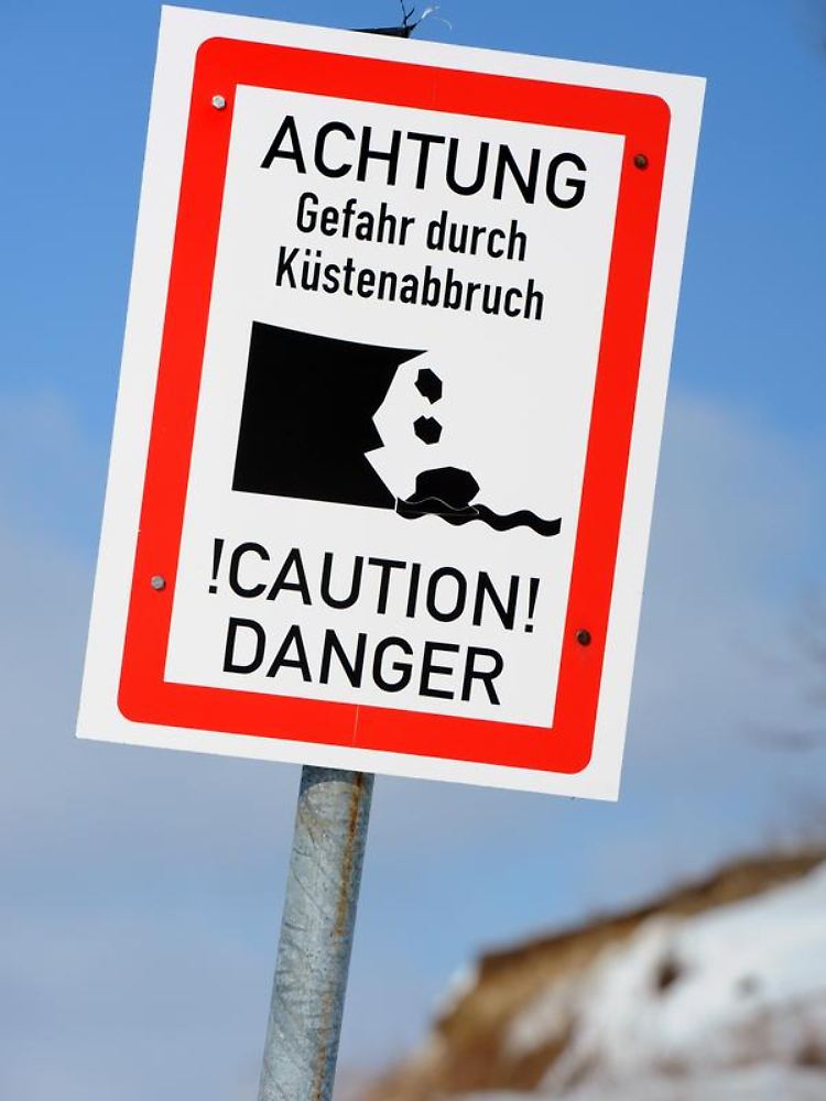 An der Steilküste von Rügen könnten sich durch das Tauwetter Geröllmassen lösen - Touristen sollten extrem vorsichtig sein.