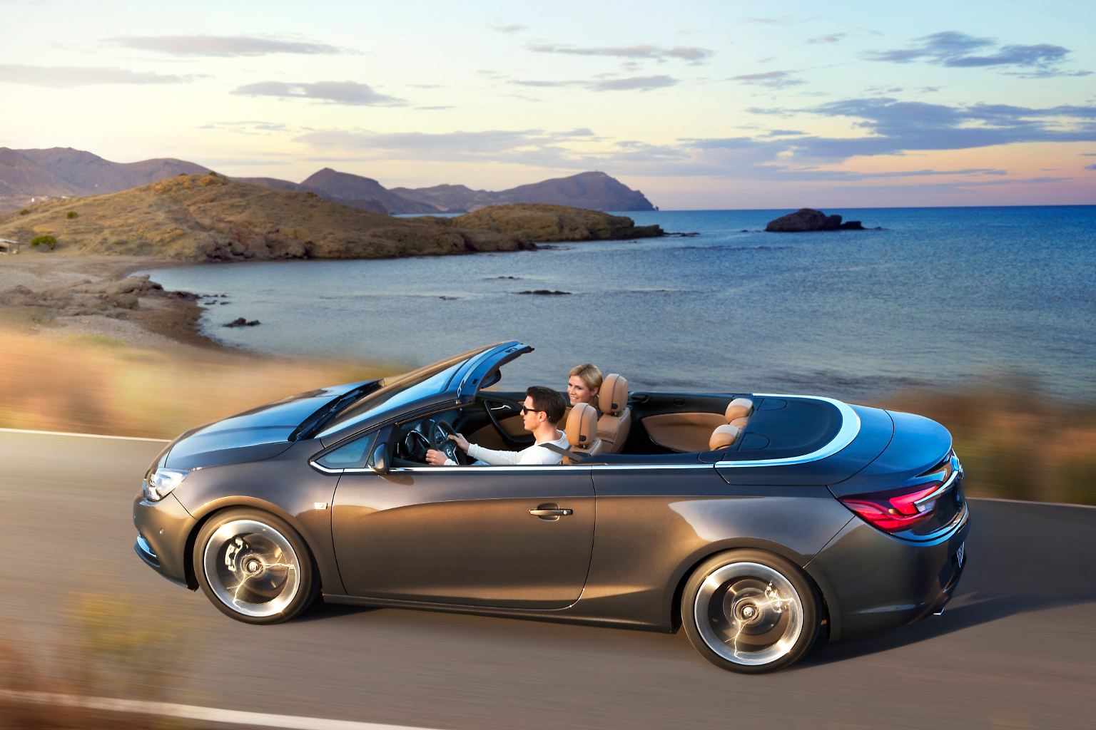 Opel feiert seinen 150. Geburtstag und ist dennoch weit entfernt von ungetrübter Champagnerlaune. Das Lächeln des Siegers zurückbringen soll aber ein ganzer Reigen neuer Modelle, nicht zuletzt das Cabriolet Cascada. Denn wie kaum eine andere Fahrzeugart vermitteln Faltdachkünstler Faszination und Lebensfreude, vor allem, wenn sie erschwinglich sind. 