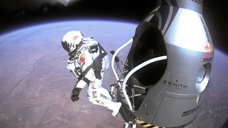 Kritiker sagen: ein kleiner Sprung für die Menschheit, aber ein großer für Felix Baumgartner.