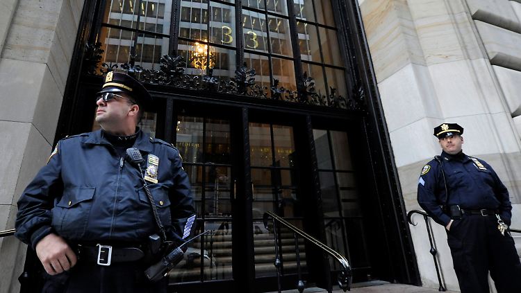Verstärkte Sicherheitsvorkehrungen vor dem New Yorker Zentralbank-Gebäude.