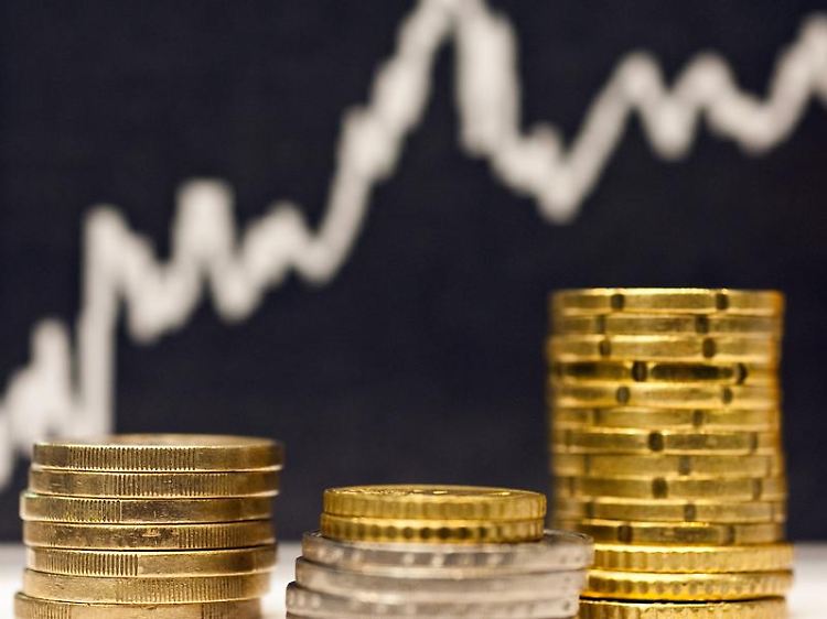 Jahrelang verschmähten die Deutschen Aktien: Mitten in der Euroschuldenkrise tasten sie sich wieder an die Wertpapiere heran.