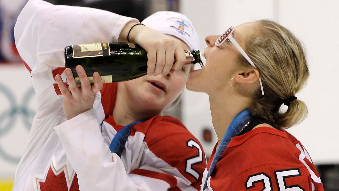 Hoch die Flasche: Haley Irwin, links, und Tessa Bonhomme lassen es krachen.