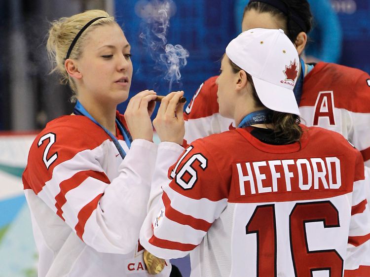 Lass mal ziehen: Meghan Agosta und Jayna Hefford.