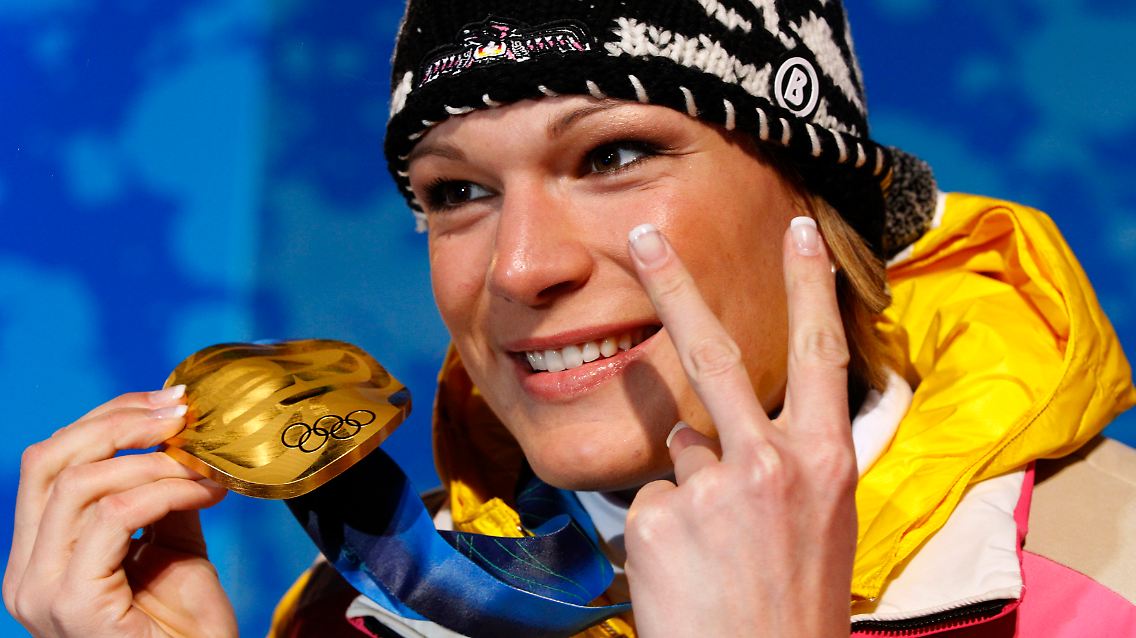 Aus eins mach zwei: Maria Riesch bei der Siegerehrung.