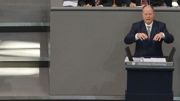 Das erste Aufeinandertreffen von Merkel und Steinbrück als Redner im Bundestag.
