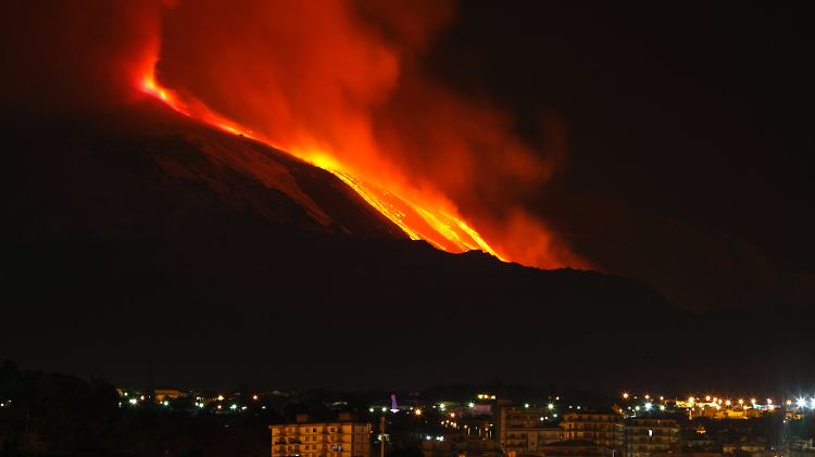 Der Ätna spuckt Lava.