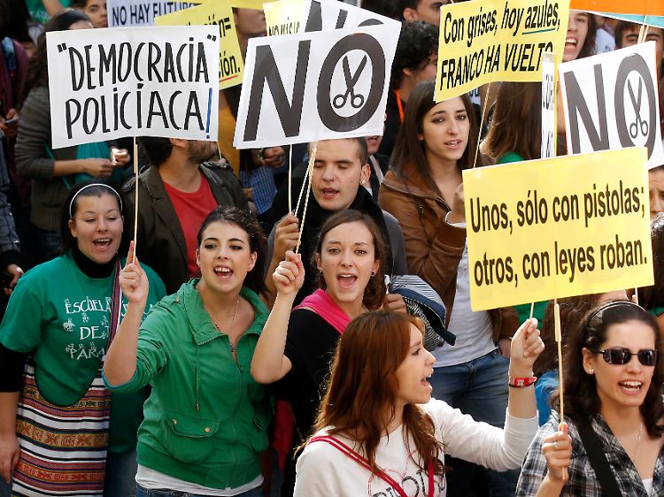 Studierende und Schüler in Spanien wehren sich gegen Einsparungen im staatlichen Bildungssektor.
