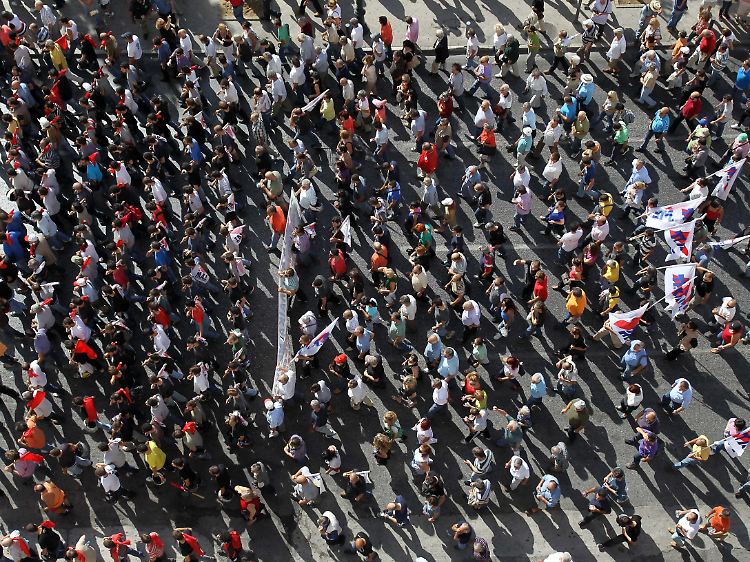 Tausende ziehen protestierend durch die Straßen.