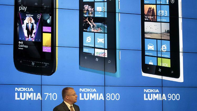 Der Präsident und CEO von Nokia, Stephen Elop, stellt das Nokia-Smartphone "Lumia" beim Mobile World Congress in Barcelona vor.