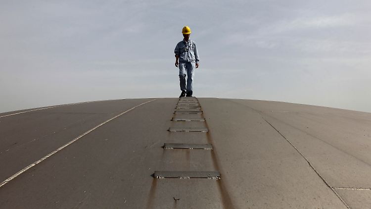 Nur eine dünne Haut aus Stahl trennt diesen Raffinerie-Mitarbeiter von den hochentzündlichen Reserven seines Arbeitgebers.