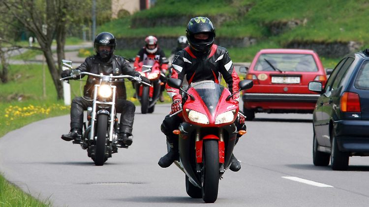 Lang ersehnte Fahrt ins Grüne - den meisten Motorradfahrern juckt es im Frühling in den Fingern, endlich zur ersten Überlandfahrt zu starten.