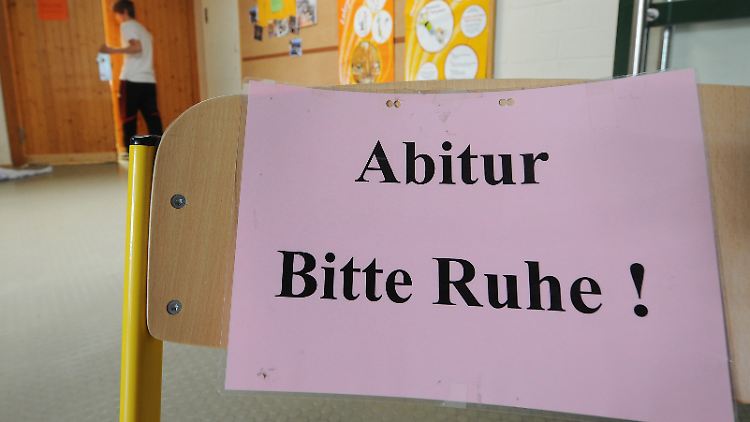 Kieler Abiturienten sollen in vier Fächern bald genauso viel können wie Passauer Abiturienten.