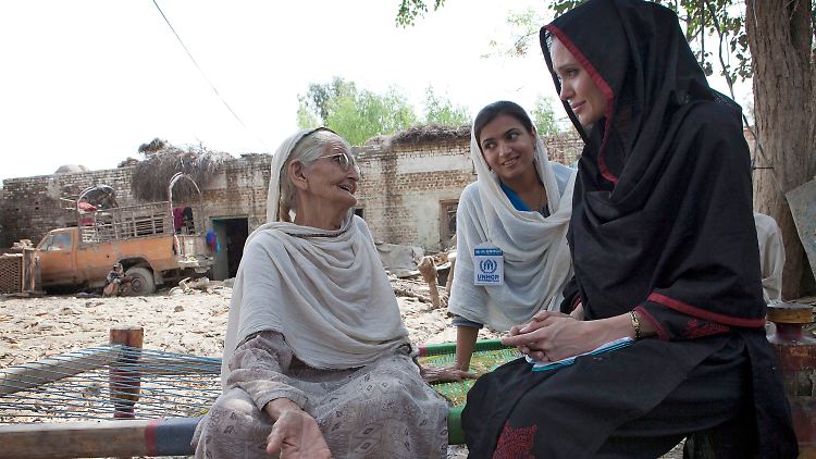 Angelina Jolie im September 2010 in einem von Überschwemmungen zerstörten Haus in Pakistan.