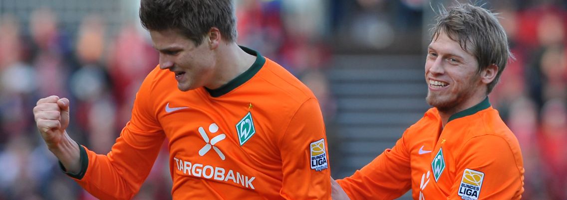 Freude nach dem Tor: Der Bremer Sebastian Prödl, links, jubelt mit seinem Kollegen Aaron Hunt