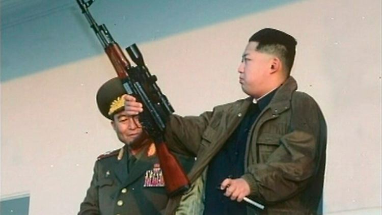 Nordkoreas neuer Machthaber Kim Jong Un brüstet sich gern mit Waffen.