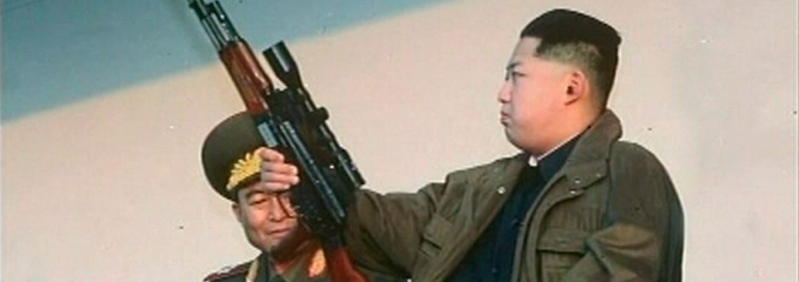 Nordkoreas neuer Machthaber Kim Jong Un brüstet sich gern mit Waffen.