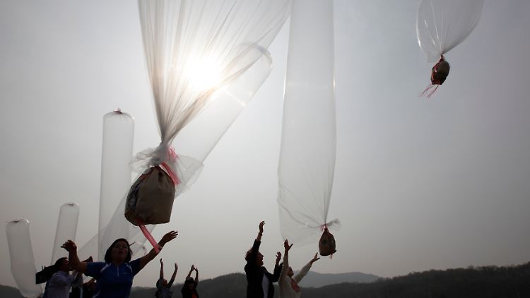 Aktivisten in Südkorea nutzen immer wieder Luftballons, um die Grenze zum Norden zu durchbrechen. Mal mit politischen Flugblättern gefüllt, mitunter aber auch mit Lebensmitteln für die darbende Bevölkerung.