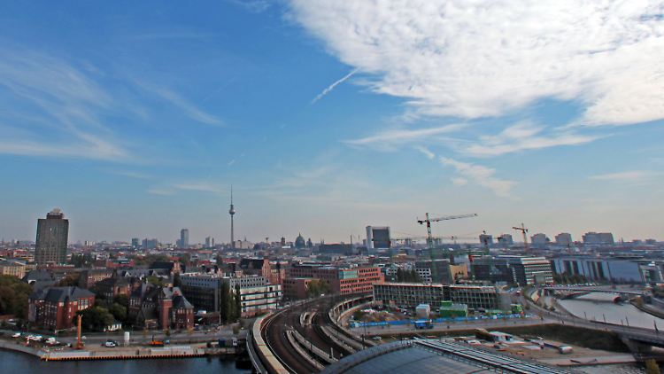 Berlin, vom Dach des Hauptbahnhofes aus betrachtet: Unsichtbaren Blasen gleich schweben die Einwahlpunkte über dem Zentrum.