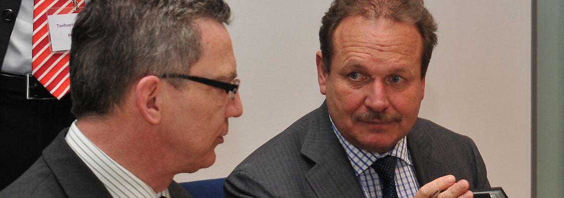 Innenminister de Maiziere (l.) und Verdi-Chef Bsirske unterzeichnen den Tarifvertrag.