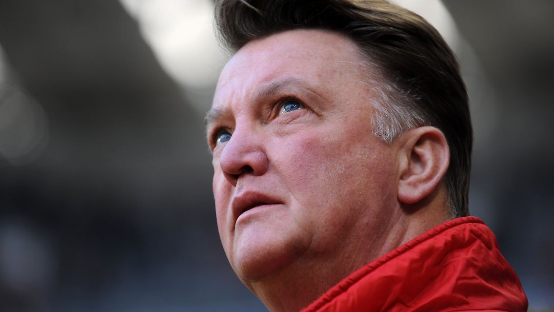 Nach dem Patzer von Leverkusen will Coach Louis van Gaal nicht mehr nach oben schauen, sondern die Bundesliga von der Tabellenspitze grüßen.