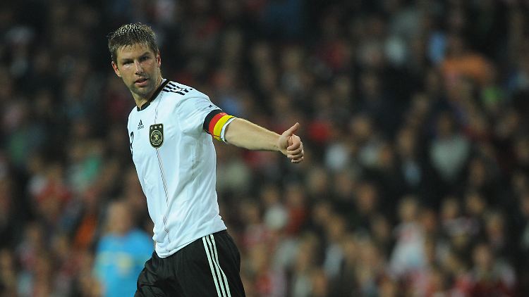 Ein Bild aus besseren Zeiten: Im August 2010 stand Hitzlsperger noch im Länderspiel gegen Dänemark auf dem Platz. Zwei Jahre später spielt er keine Rolle mehr im Team von Joachim Löw.